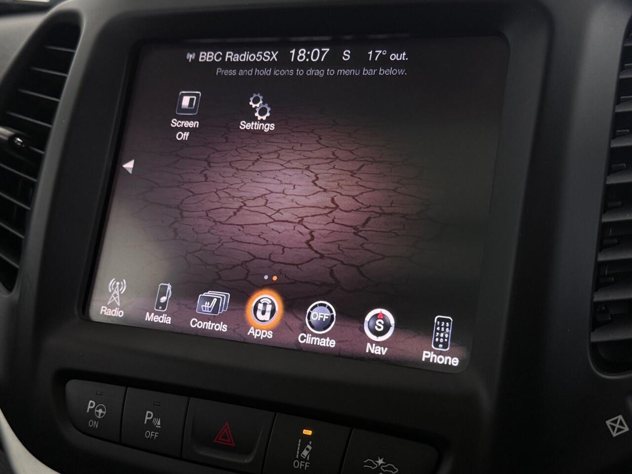 Jeep Cherokee thumbnail Infotainment System
