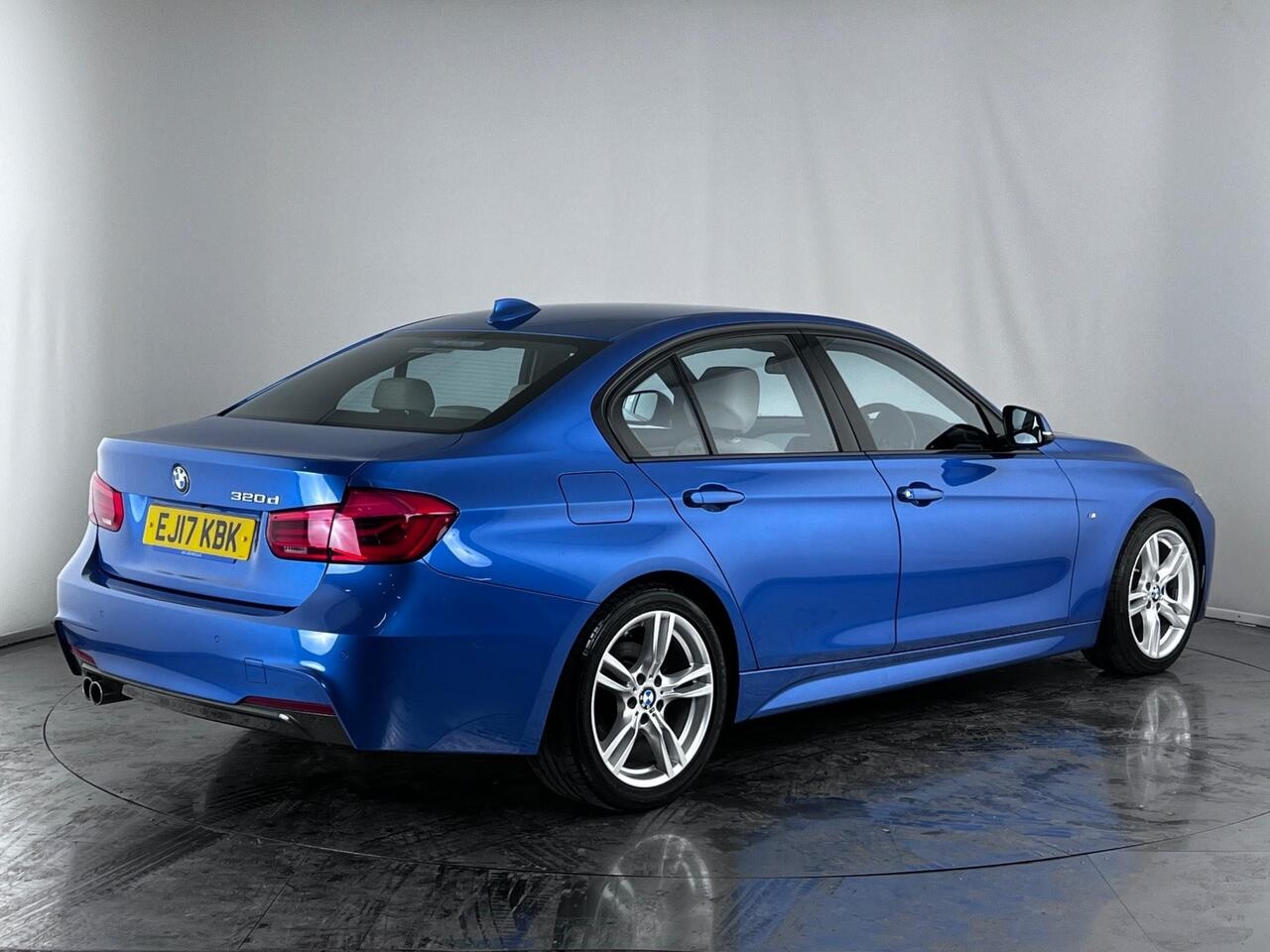 BMW 3 Series thumbnail Rear Right