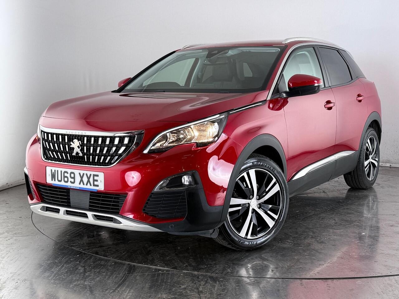 Peugeot 3008 thumbnail Front Left