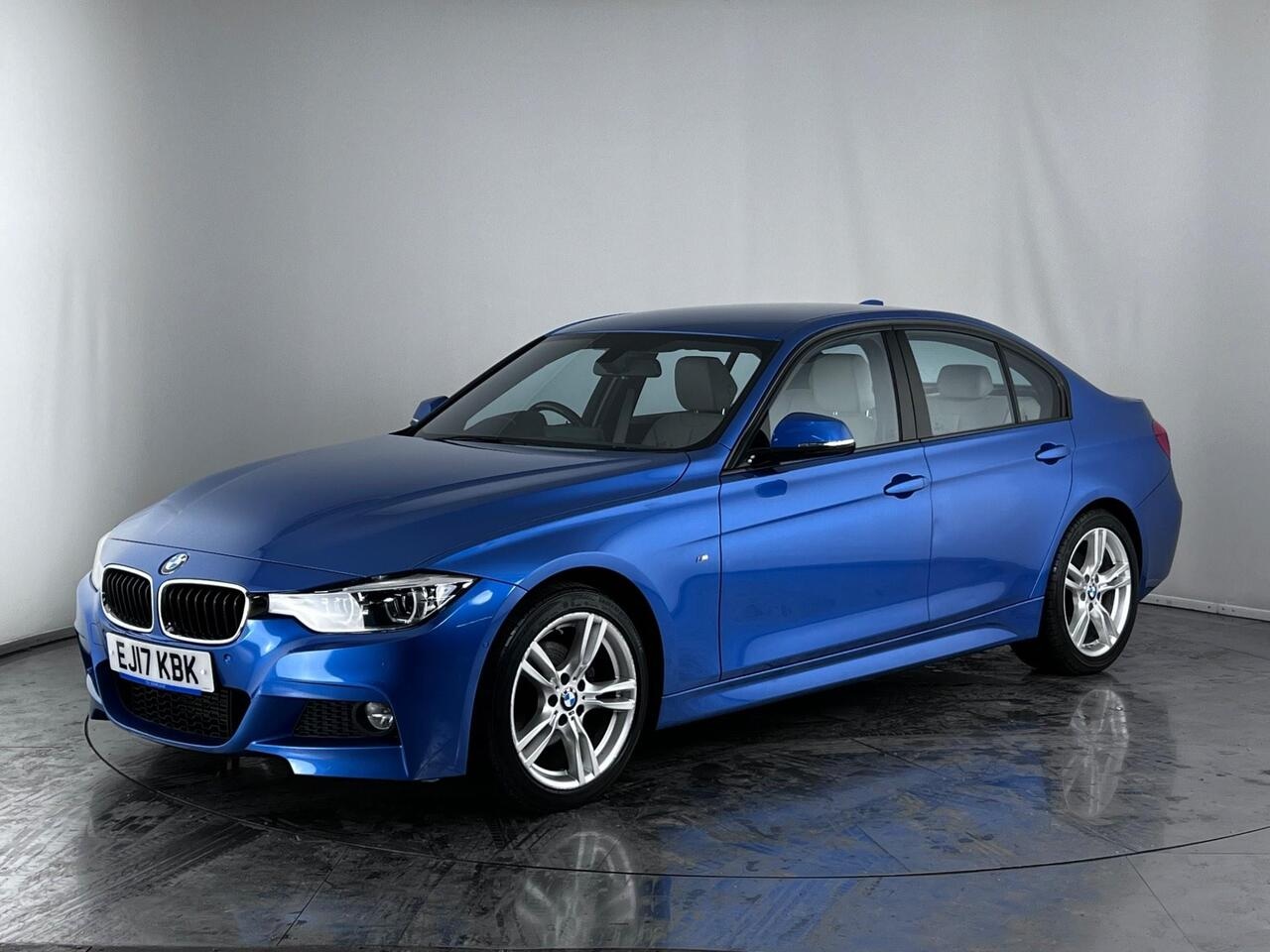 BMW 3 Series thumbnail Front Left