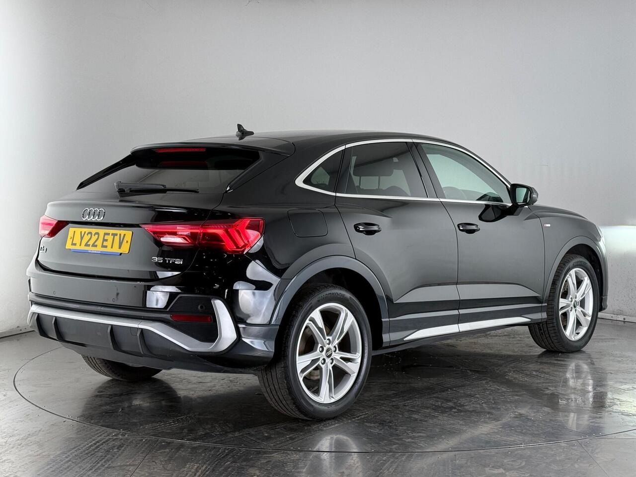 Audi Q3 thumbnail Rear Right