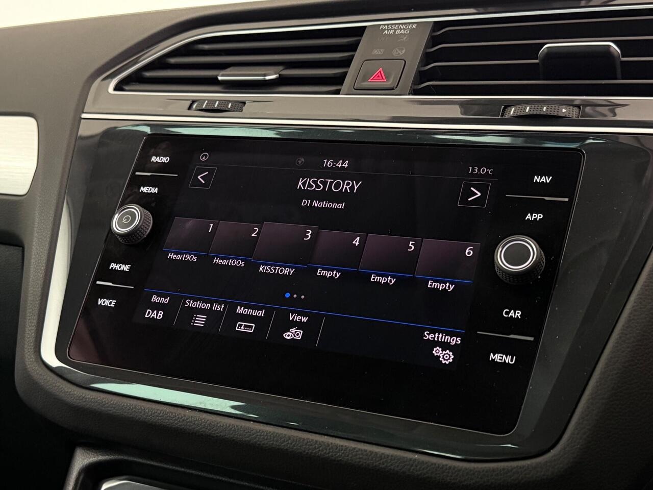 Volkswagen Tiguan thumbnail Infotainment System