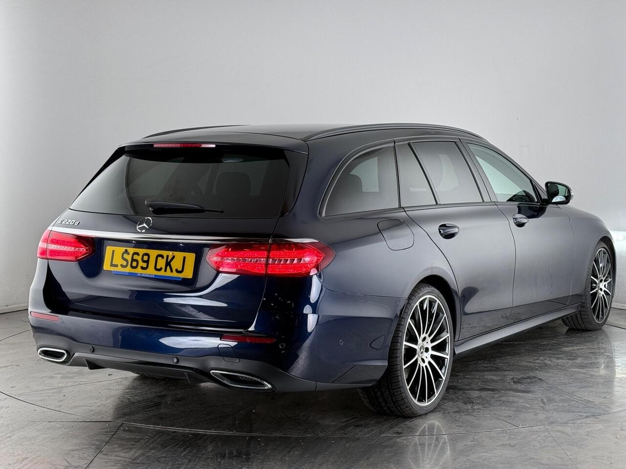 Mercedes-Benz E Class thumbnail Rear Right