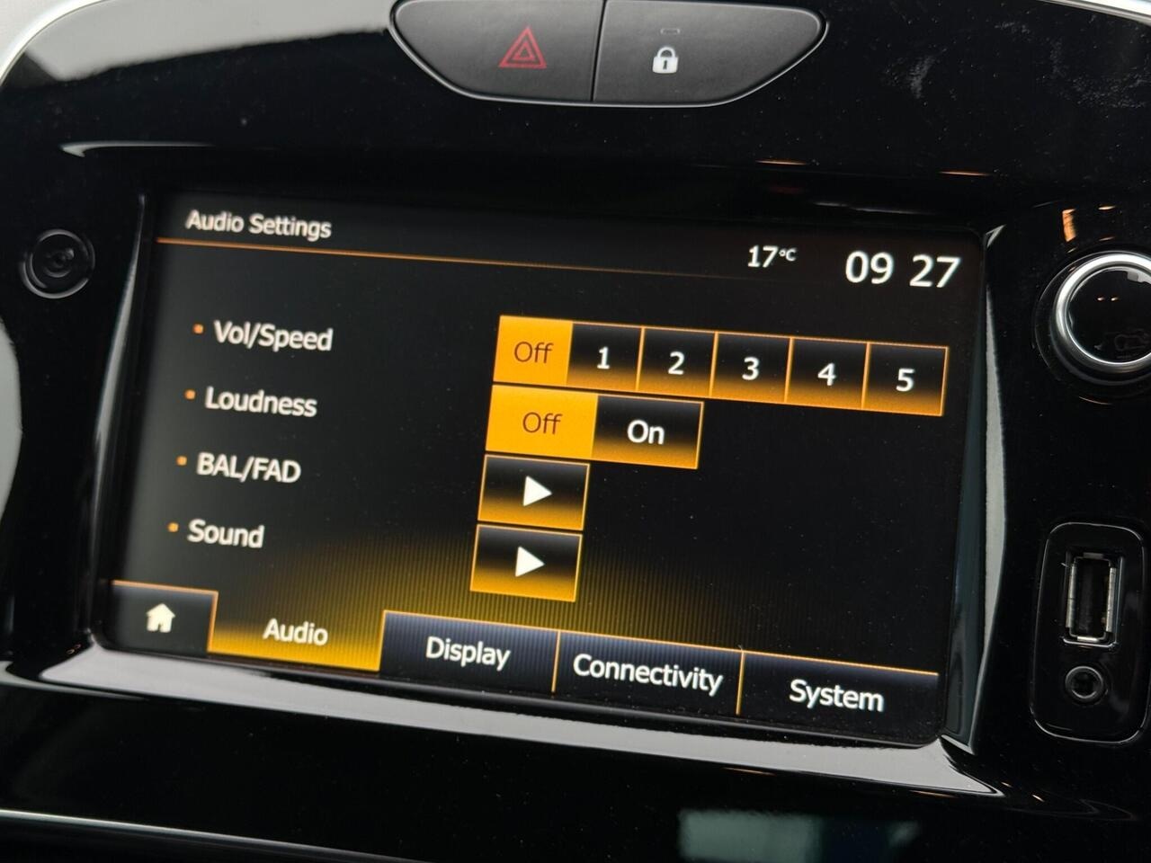 Renault Clio thumbnail Infotainment System