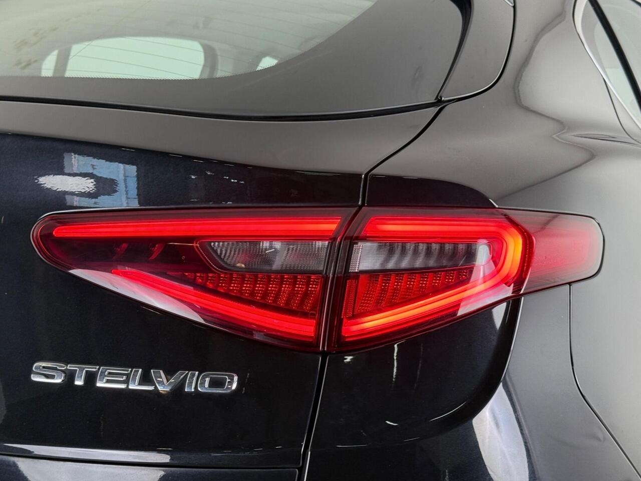 Alfa Romeo Stelvio thumbnail Lights Rear