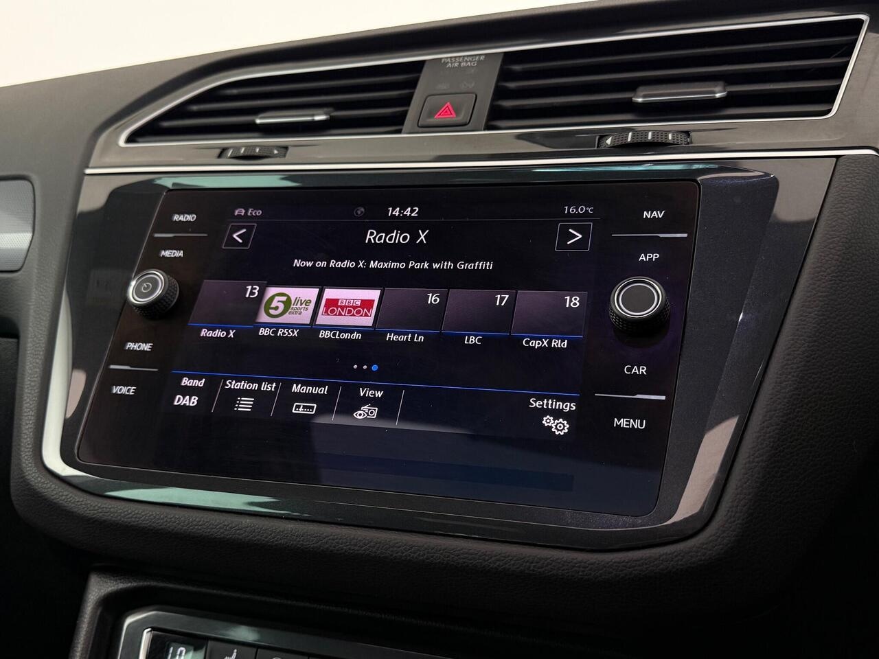 Volkswagen Tiguan thumbnail Infotainment System
