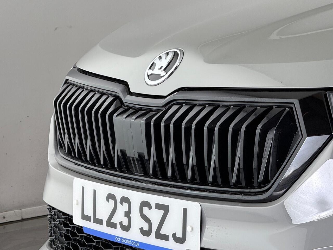 Skoda Karoq thumbnail Badge Exterior
