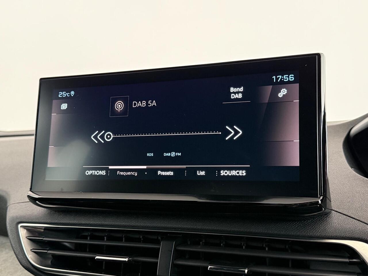 Peugeot 3008 thumbnail Infotainment System