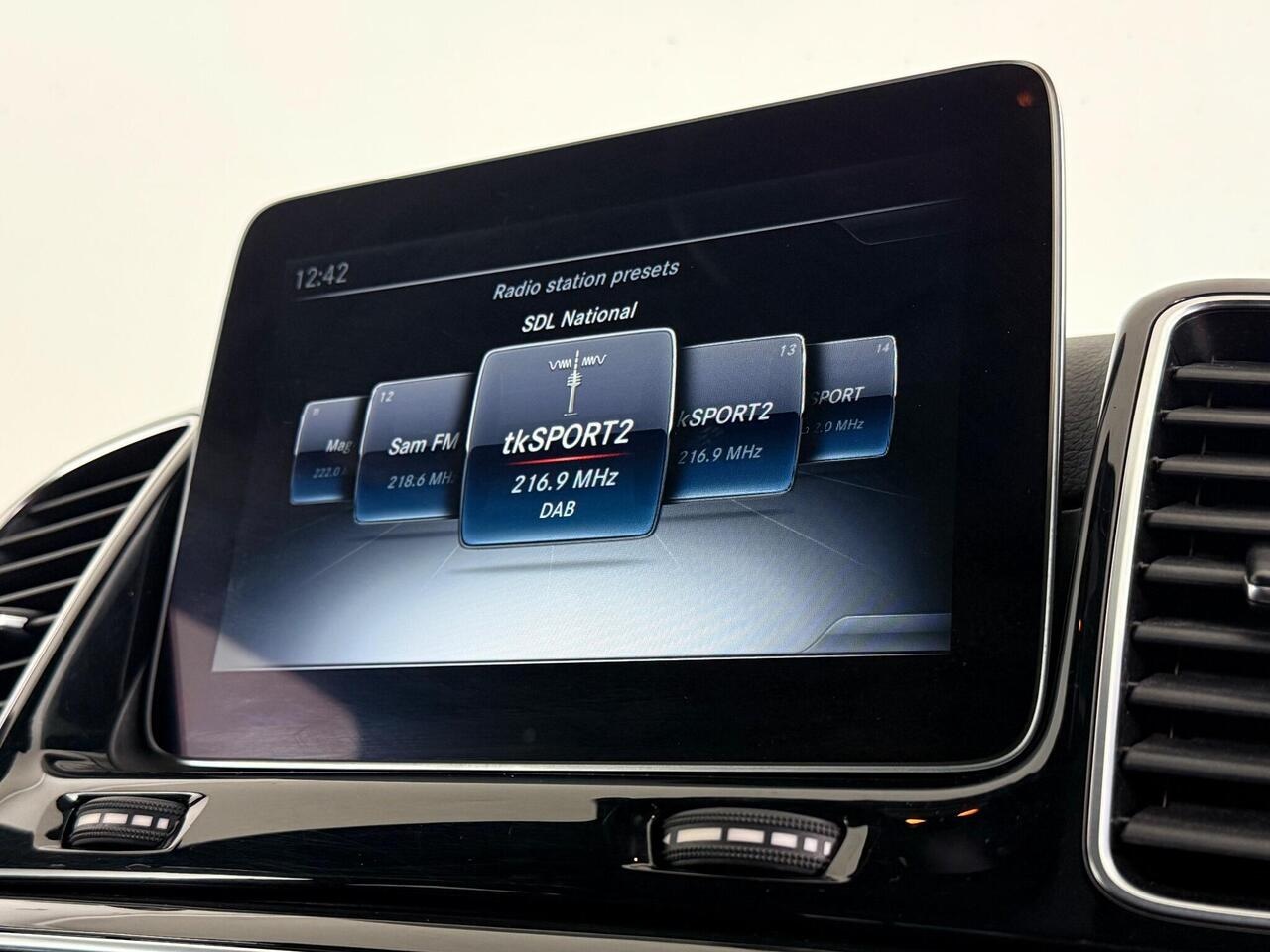 Mercedes-Benz GLE thumbnail Infotainment System