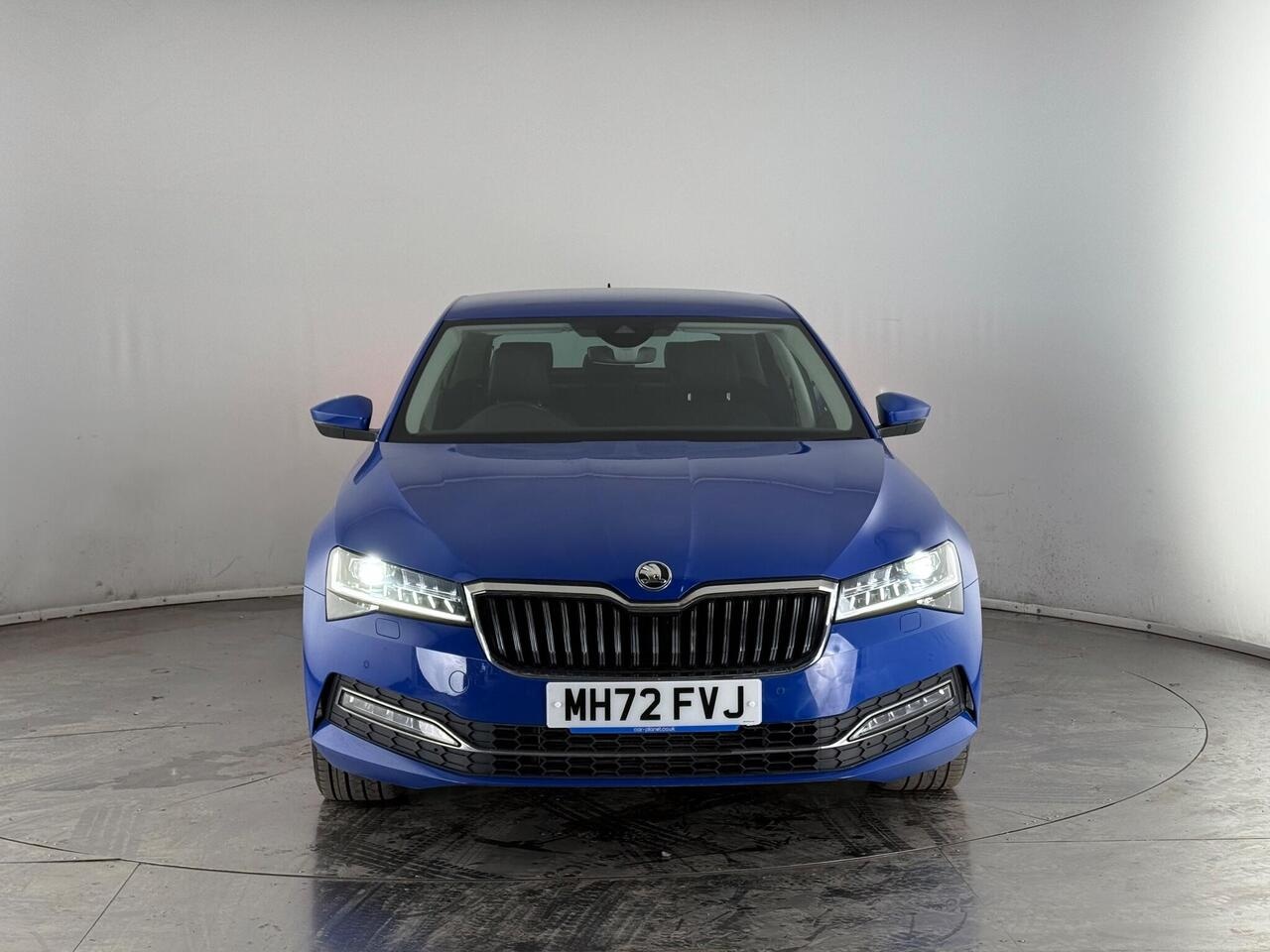 Skoda Superb thumbnail Front