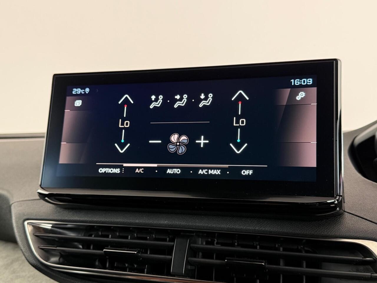 Peugeot 3008 thumbnail Infotainment System