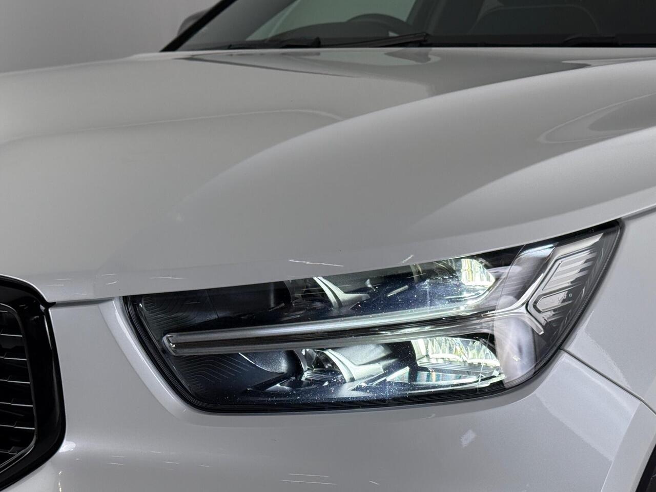 Volvo XC40 thumbnail Lights Front