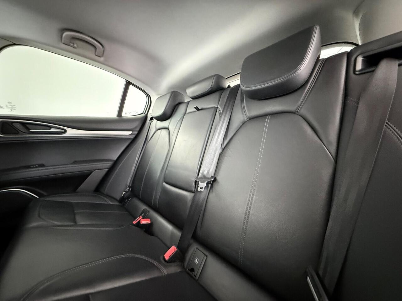 Alfa Romeo Stelvio thumbnail Seats Rear