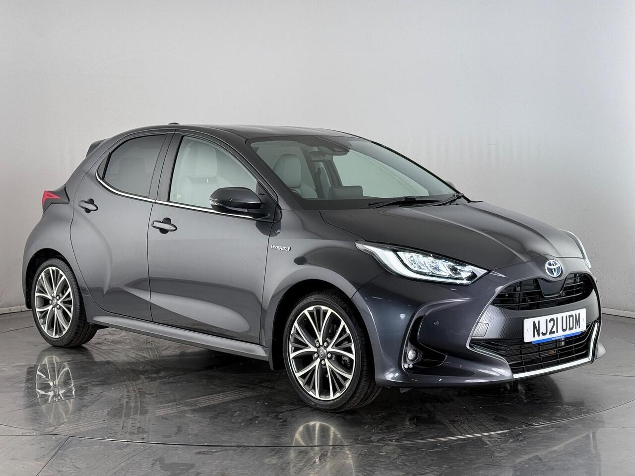 Toyota Yaris thumbnail Front Right
