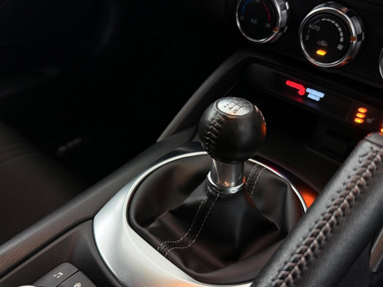 Mazda MX-5 thumbnail Interior Front