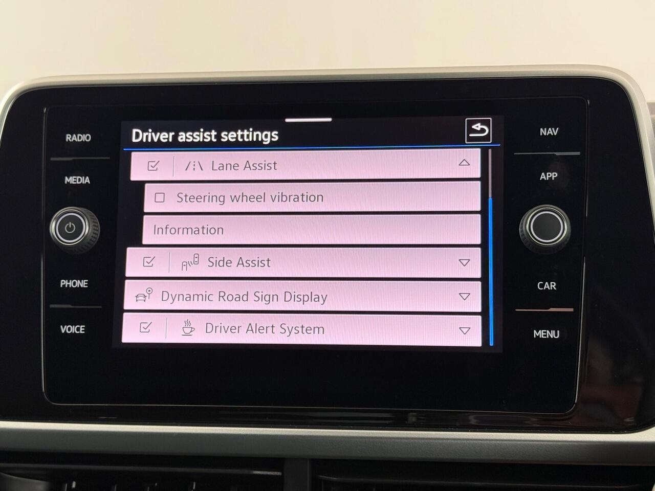 Volkswagen T-Roc thumbnail Infotainment System