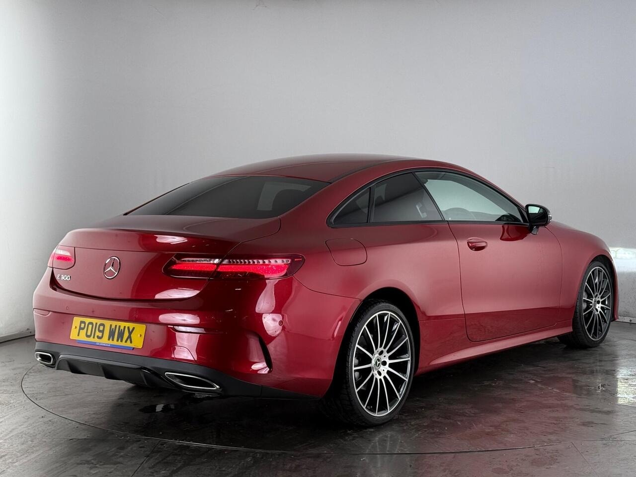 Mercedes-Benz E Class thumbnail Rear Right