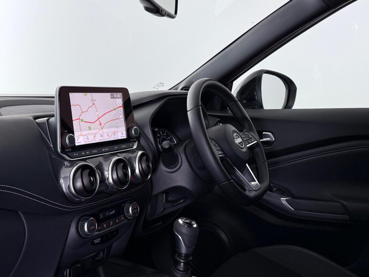 Nissan Juke thumbnail Interior Front