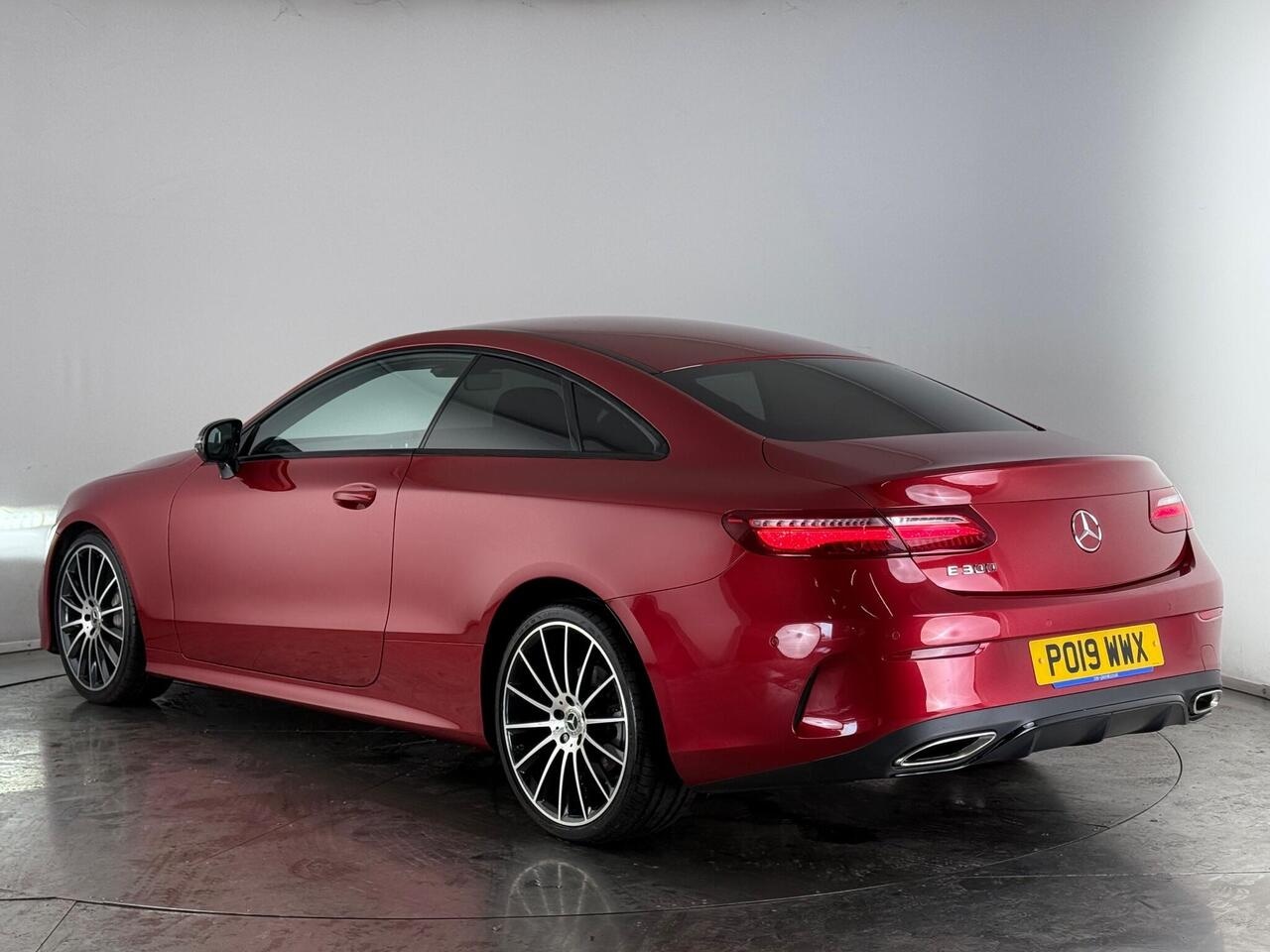 Mercedes-Benz E Class thumbnail Rear Left