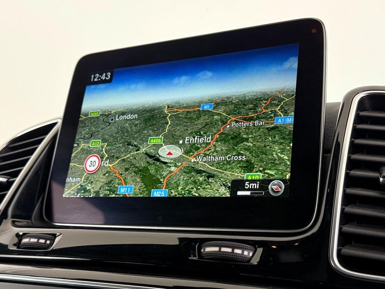 Mercedes-Benz GLE thumbnail Infotainment System