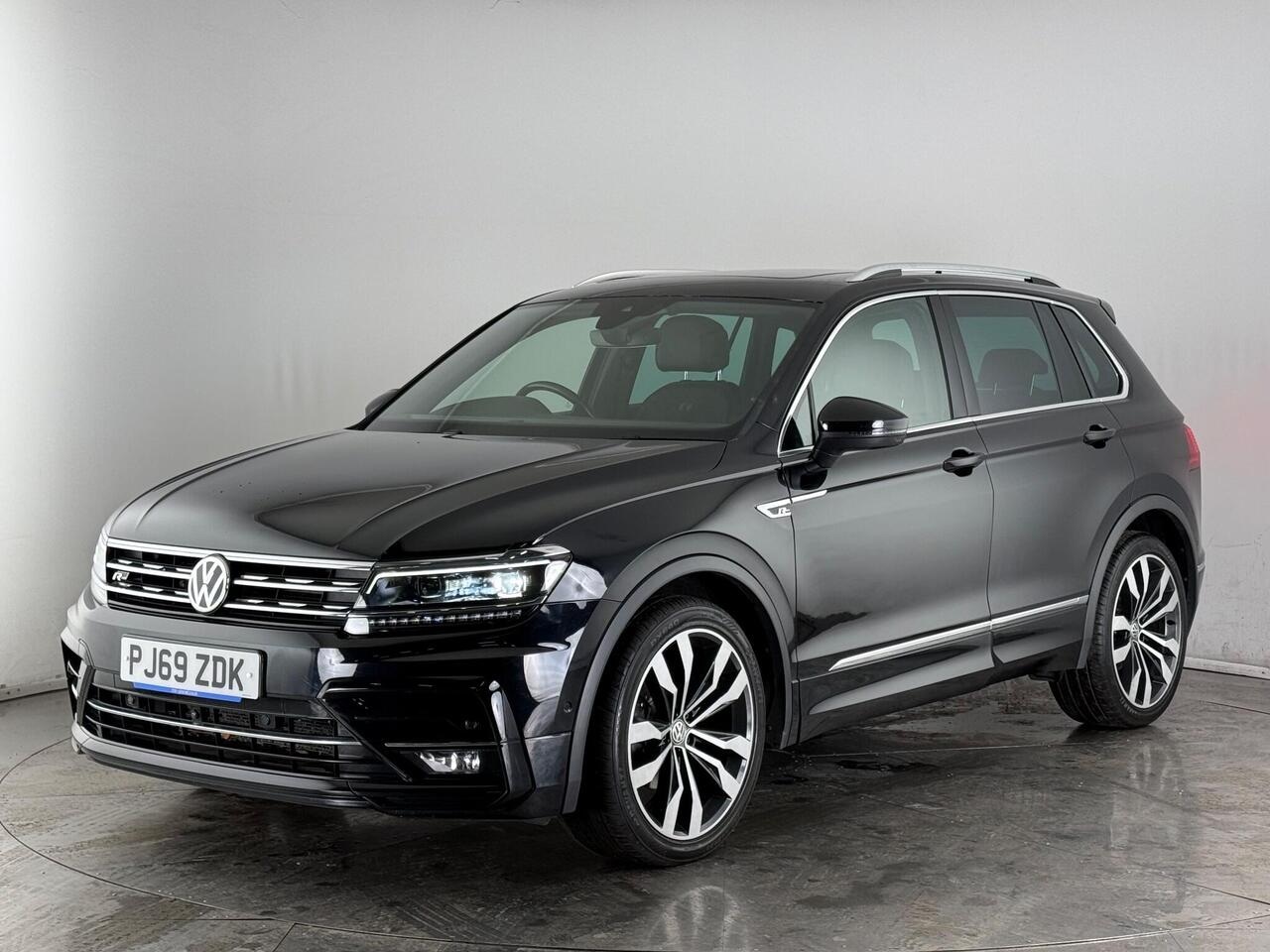 Volkswagen Tiguan thumbnail Front Left