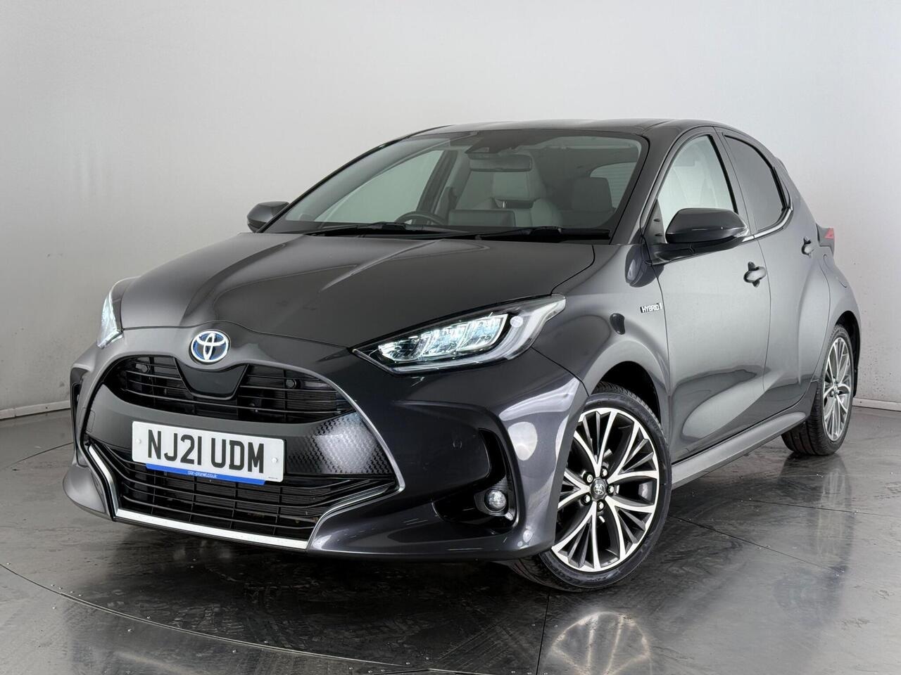 Toyota Yaris thumbnail Front Left