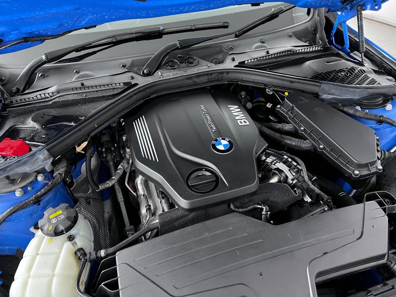 BMW 3 Series thumbnail Engine