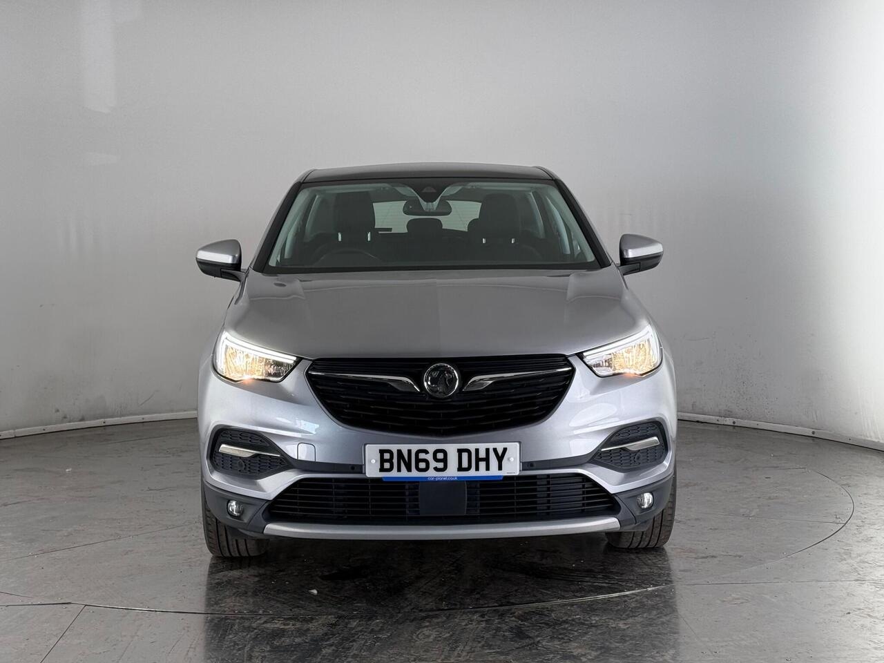 Vauxhall Grandland X thumbnail Front