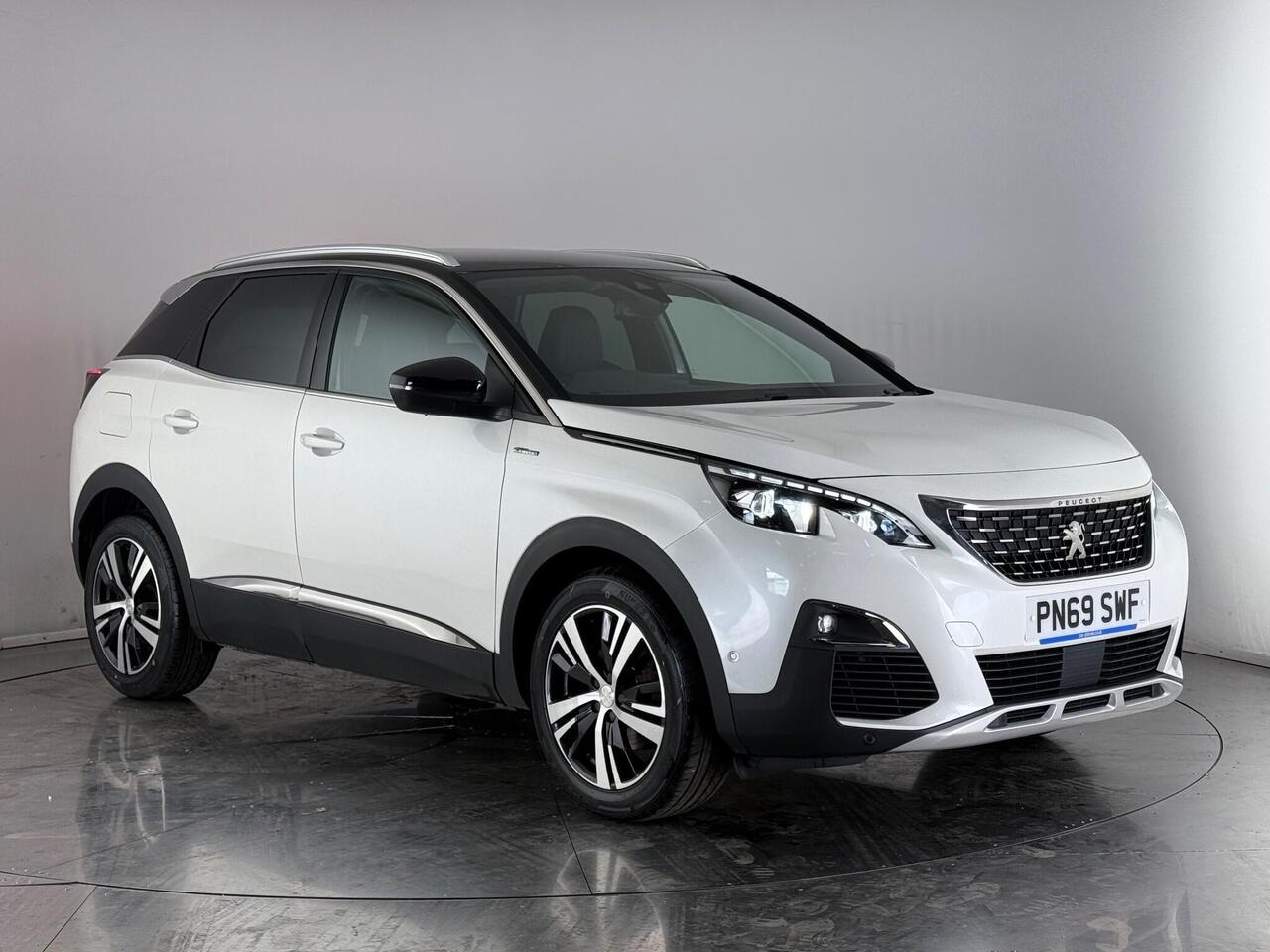 Peugeot 3008 thumbnail Front Right