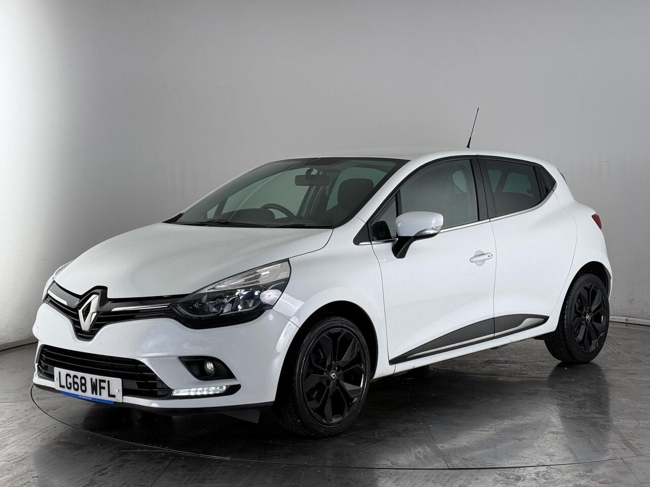 Renault Clio thumbnail Front Left