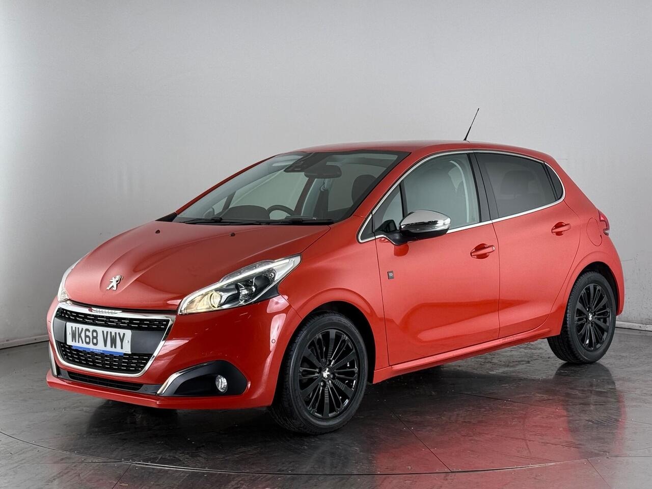 Peugeot 208 thumbnail Front Left