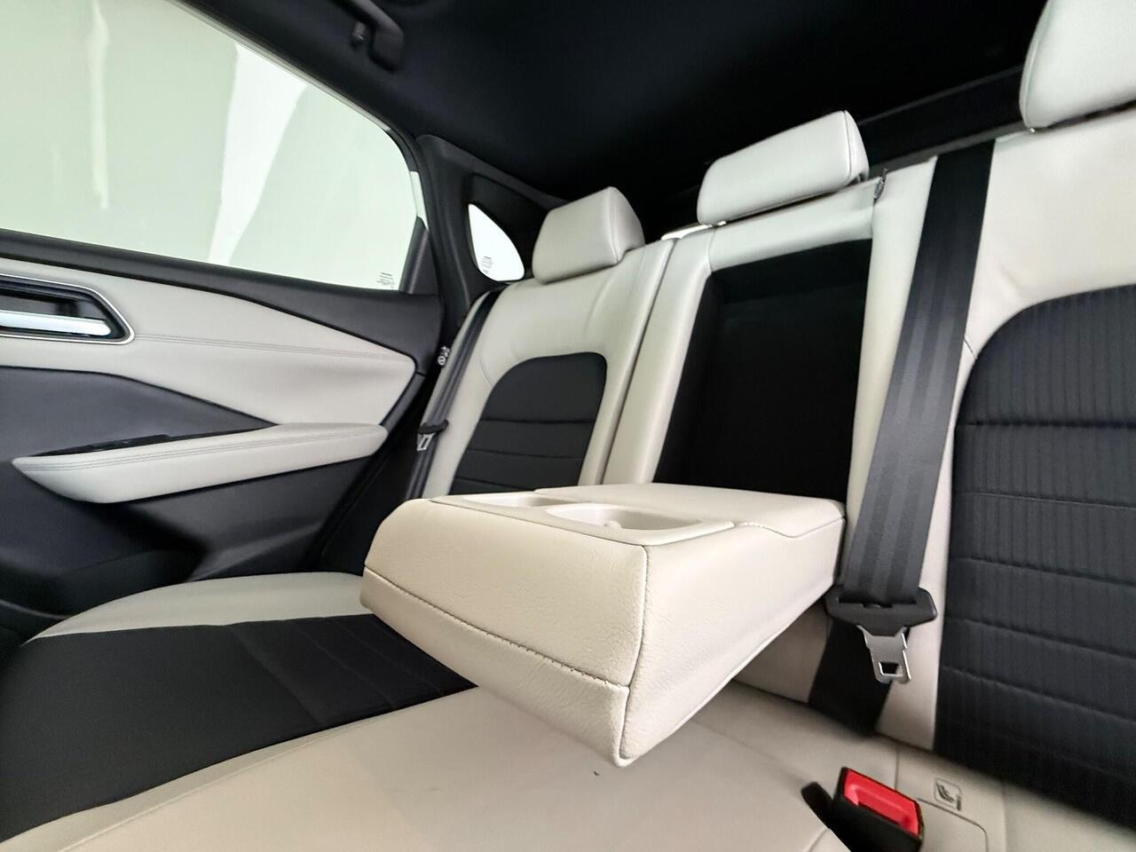 Nissan Qashqai thumbnail Seats Rear