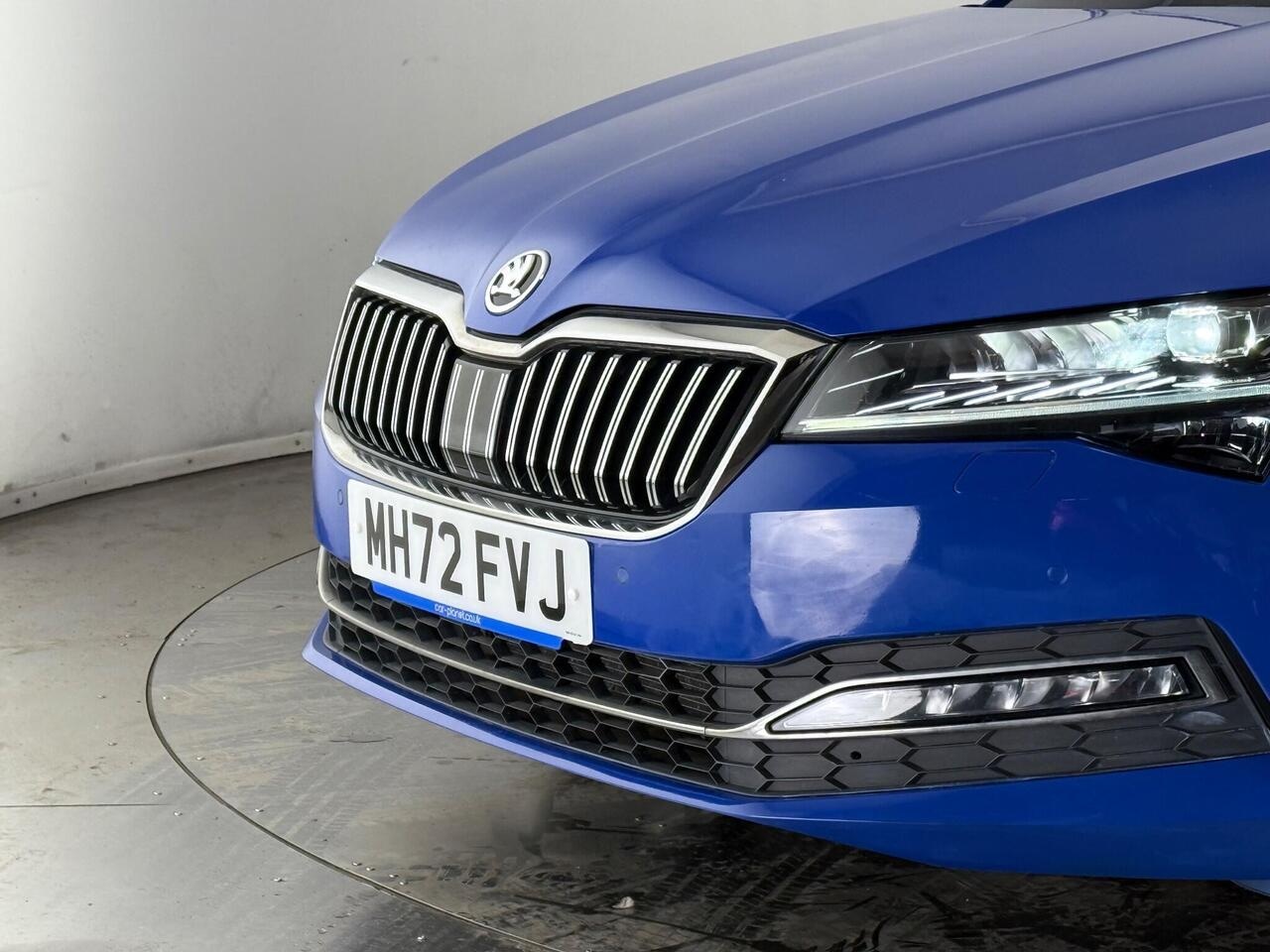 Skoda Superb thumbnail Lights Front