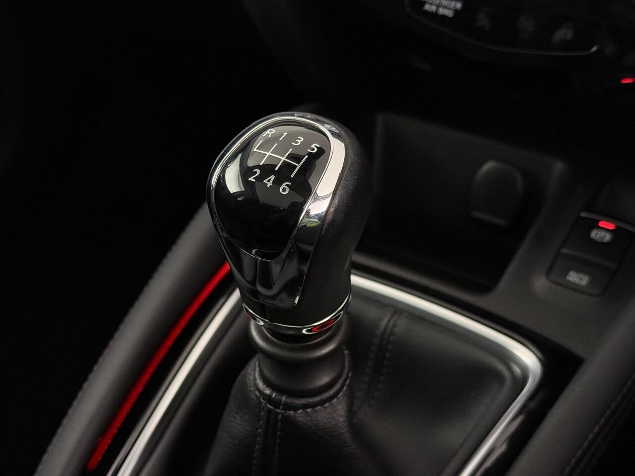 Nissan Qashqai thumbnail Interior Front