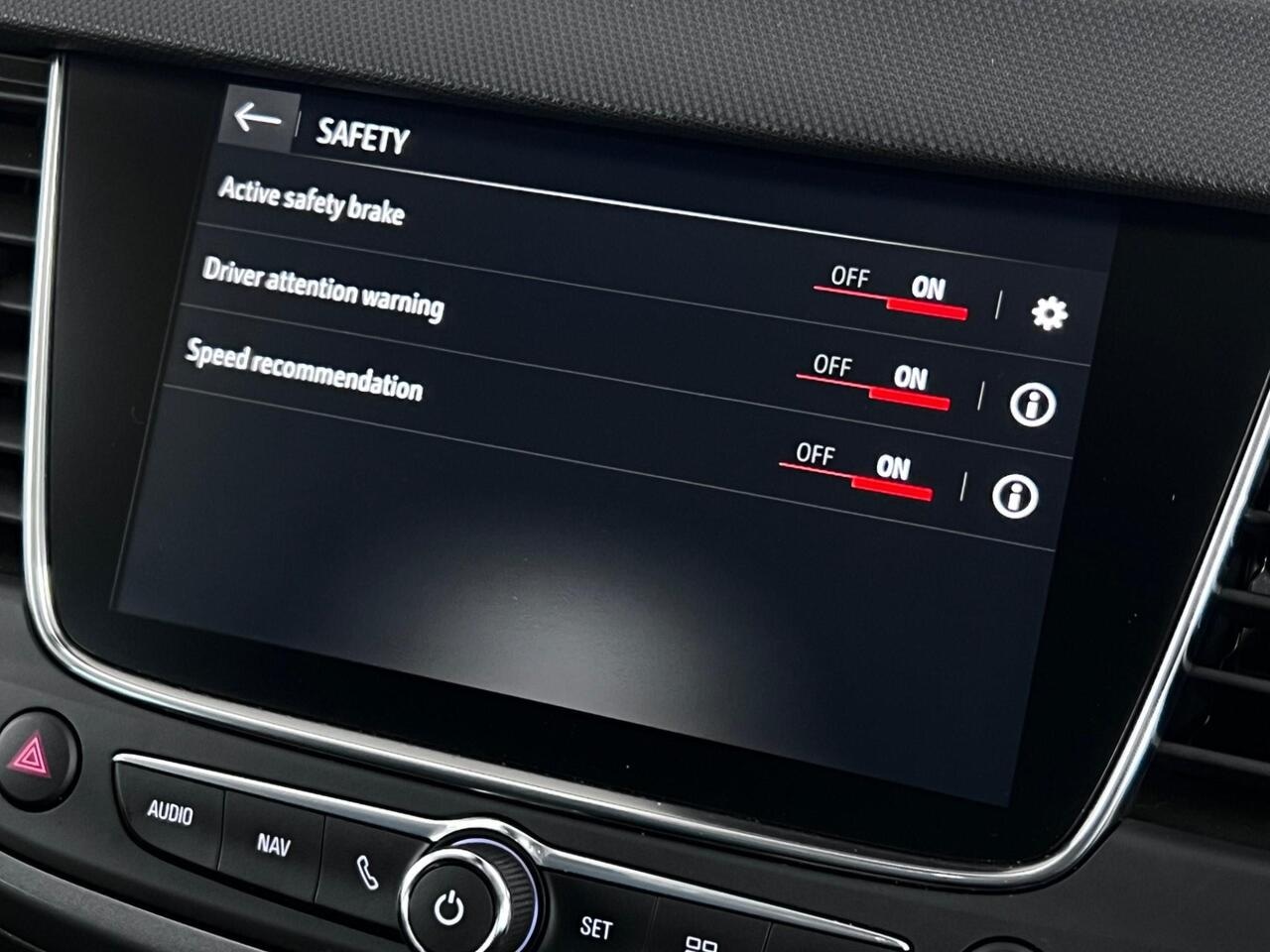 Vauxhall Crossland thumbnail Infotainment System