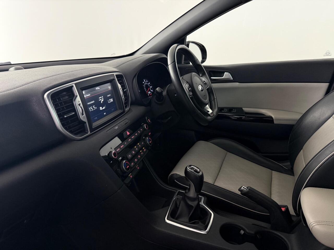 Kia Sportage thumbnail Interior Front