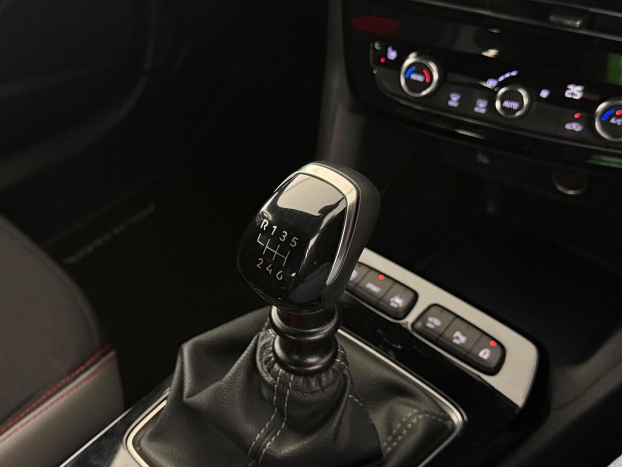Vauxhall Mokka thumbnail Interior Front