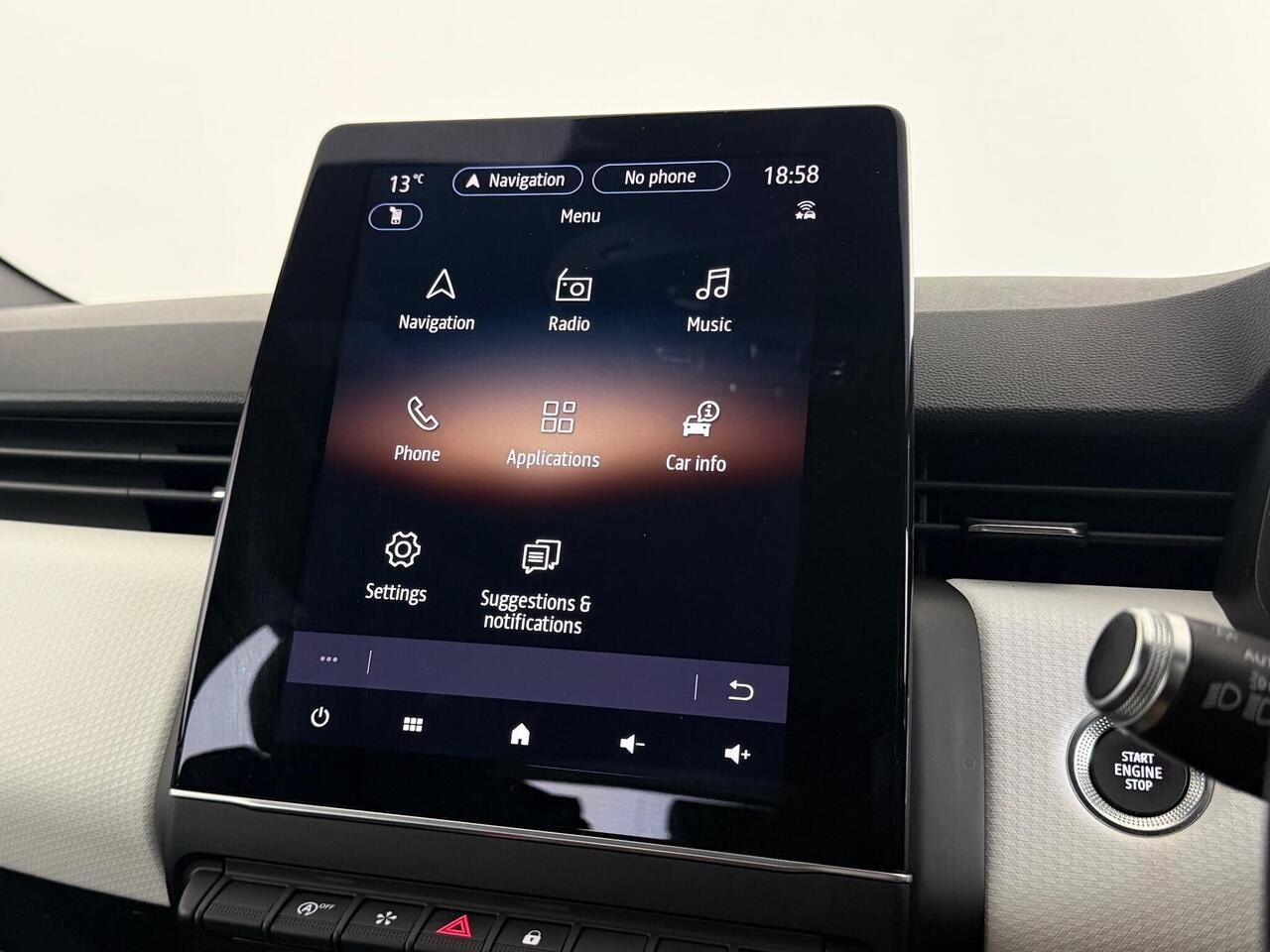 Renault Clio thumbnail Infotainment System
