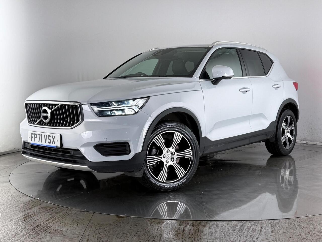 Volvo XC40 thumbnail Front Left