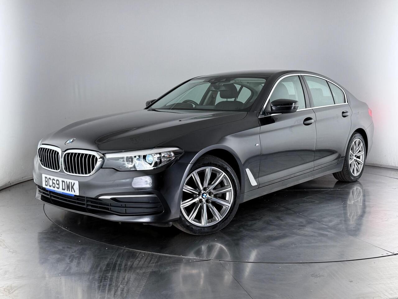BMW 5 Series thumbnail Front Left