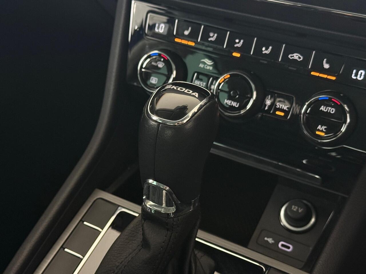 Skoda Superb thumbnail Interior Front