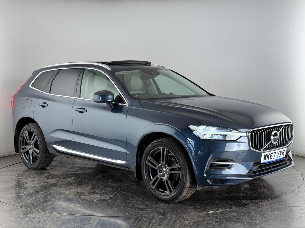 Volvo XC60 thumbnail Front Right