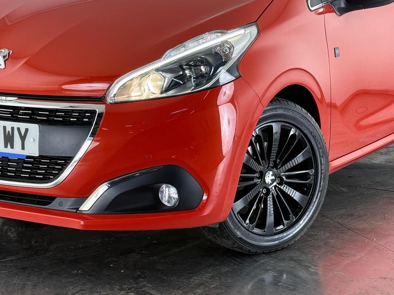 Peugeot 208 thumbnail Front Left