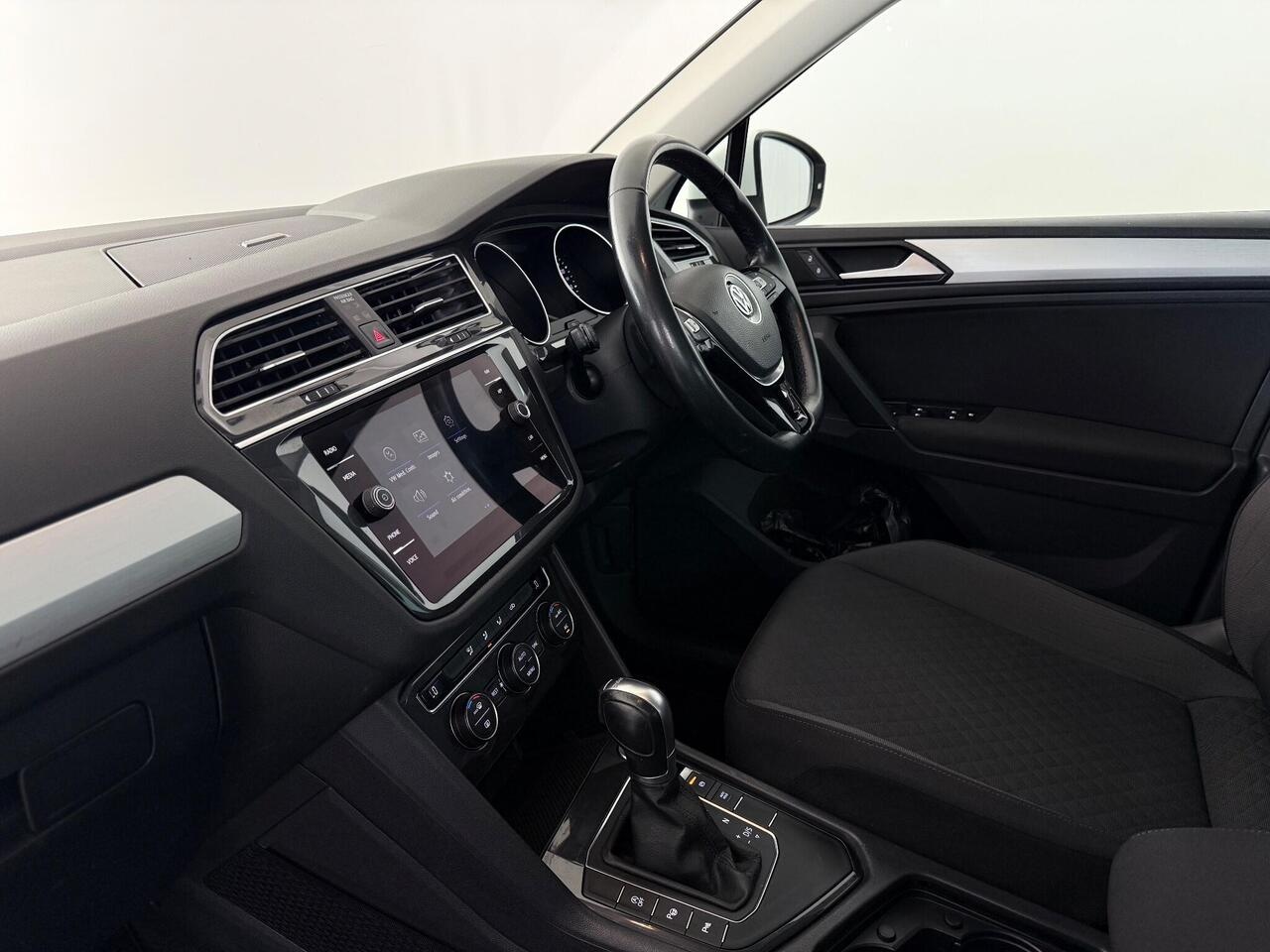 Volkswagen Tiguan thumbnail Interior Front