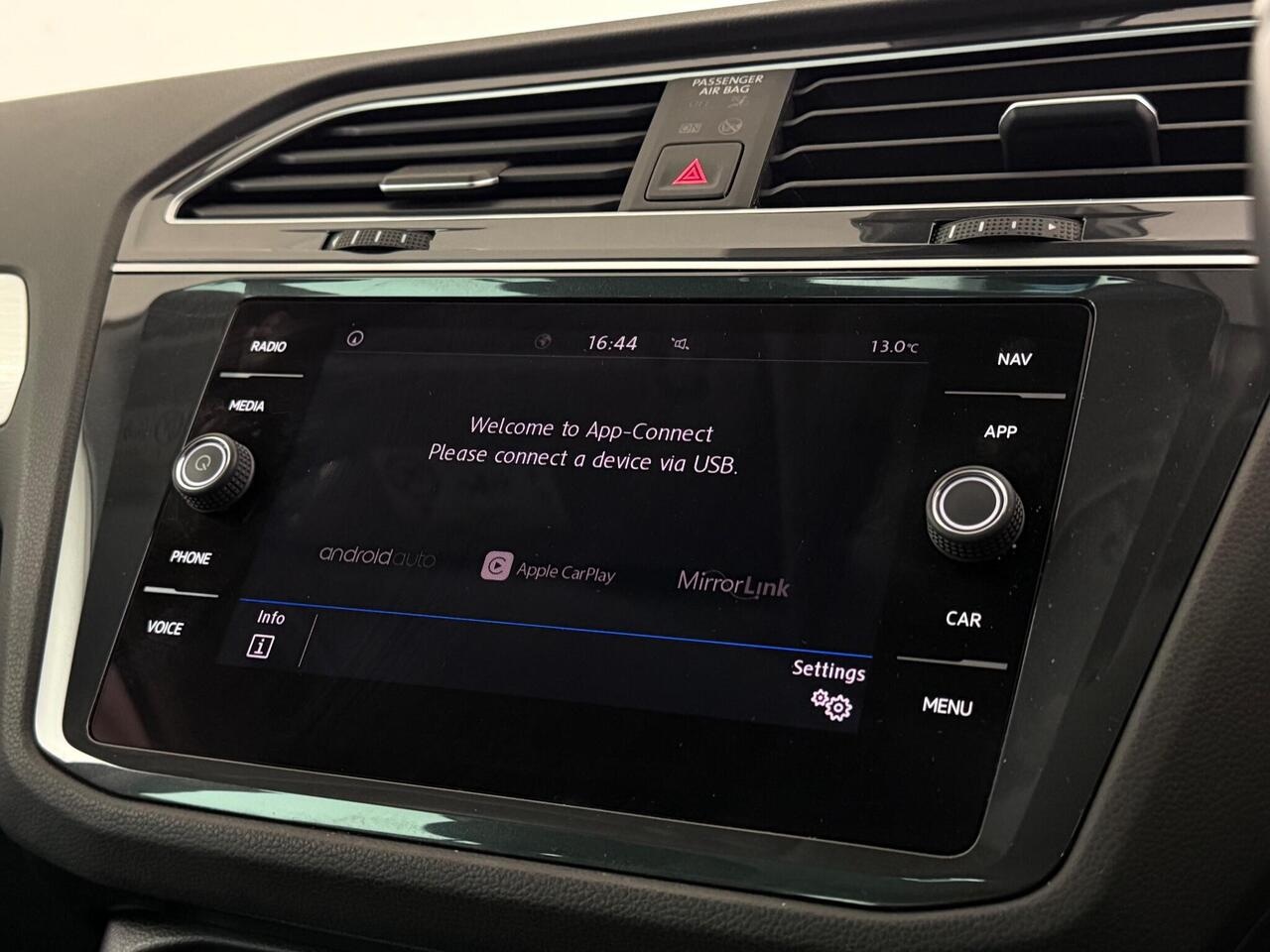 Volkswagen Tiguan thumbnail Infotainment System