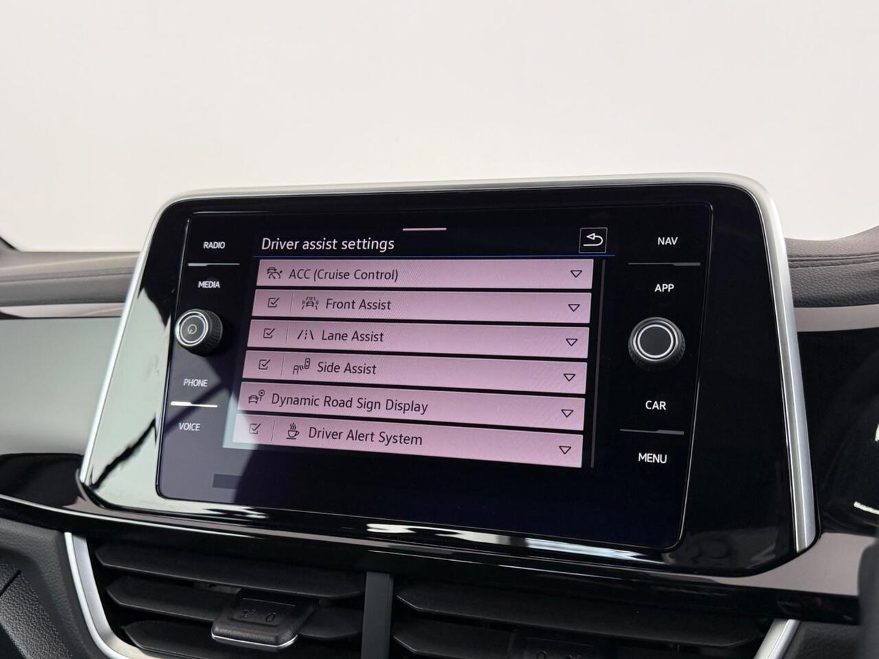Volkswagen T-Roc thumbnail Infotainment System