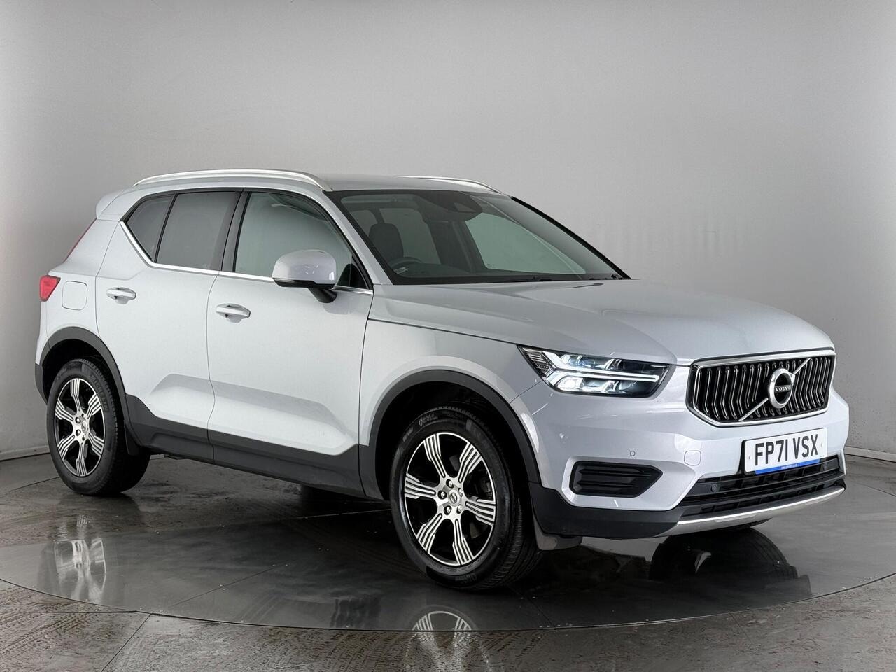 Volvo XC40 thumbnail Front Right
