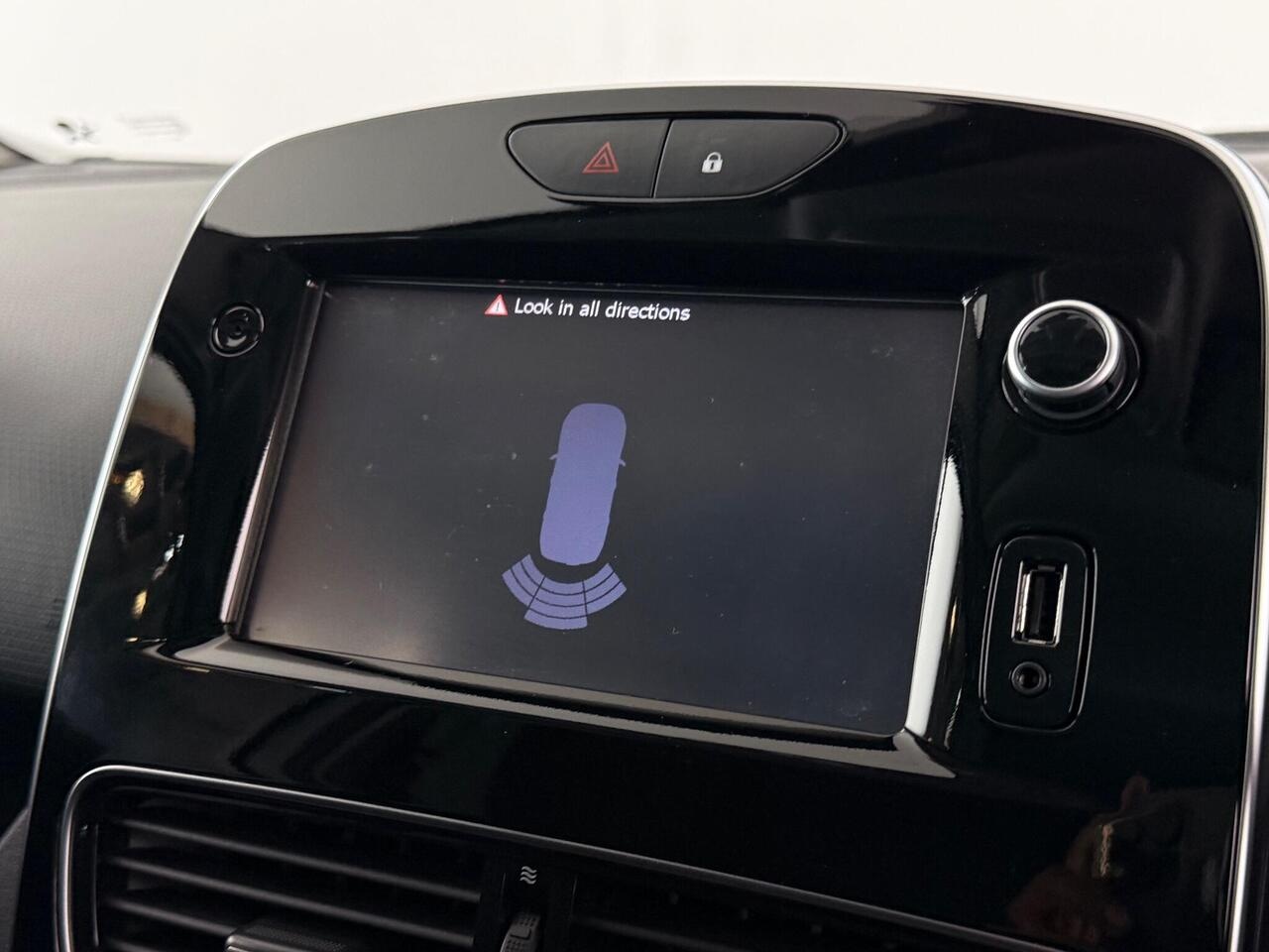 Renault Clio thumbnail Infotainment System