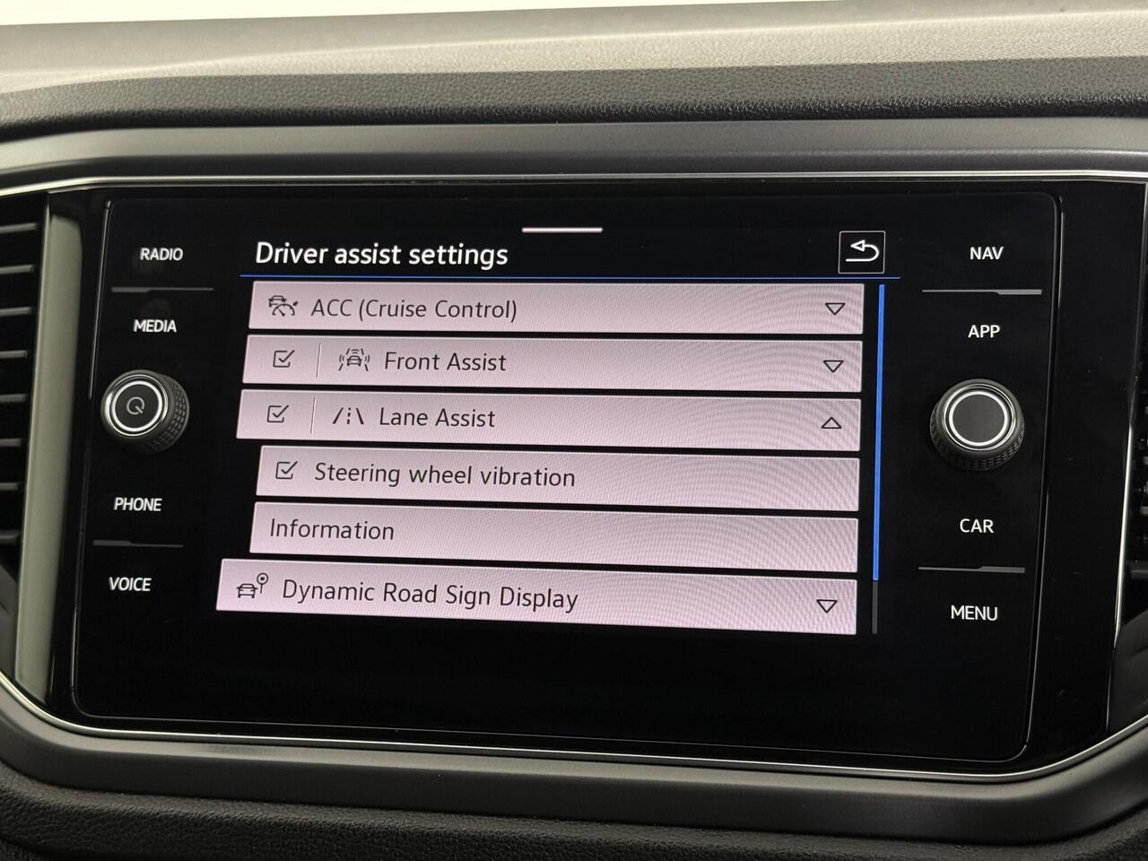 Volkswagen T-Roc thumbnail Infotainment System