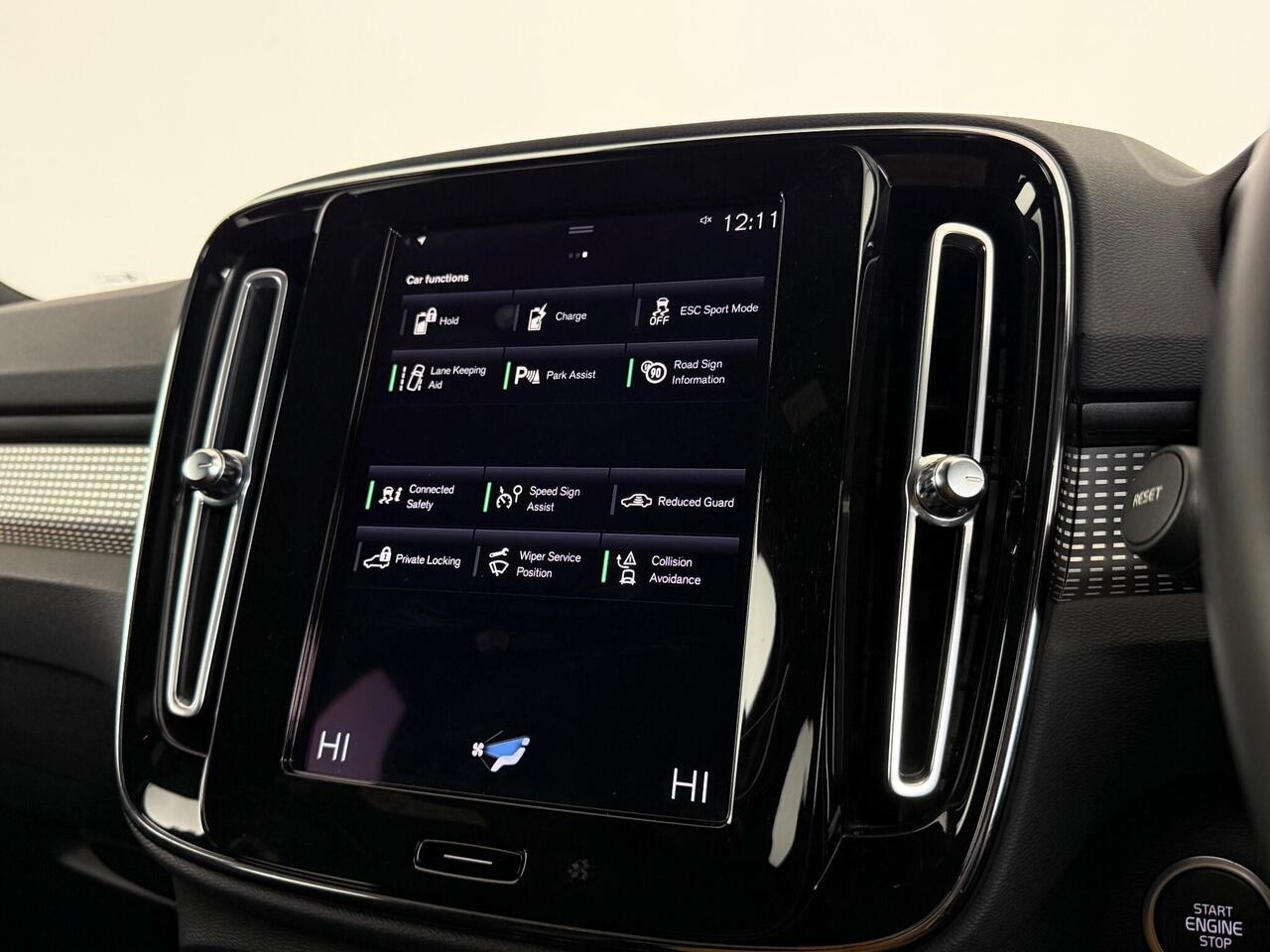 Volvo XC40 thumbnail Infotainment System